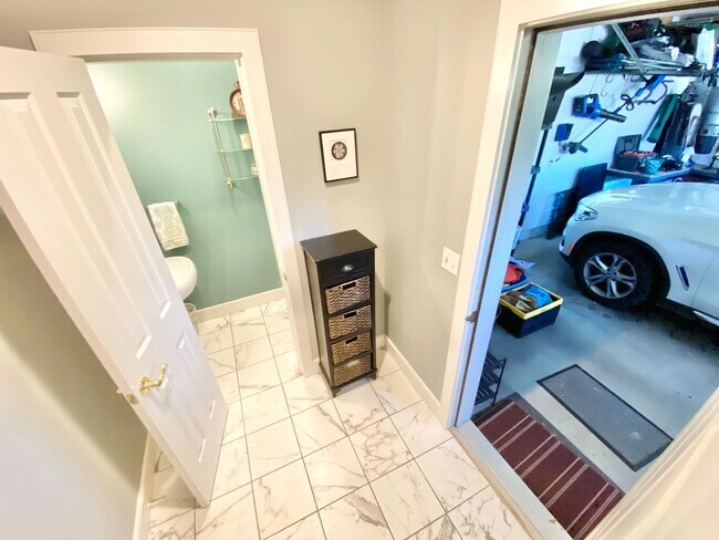 Building Photo - 3 Bedroom Home South Burlington Available ...