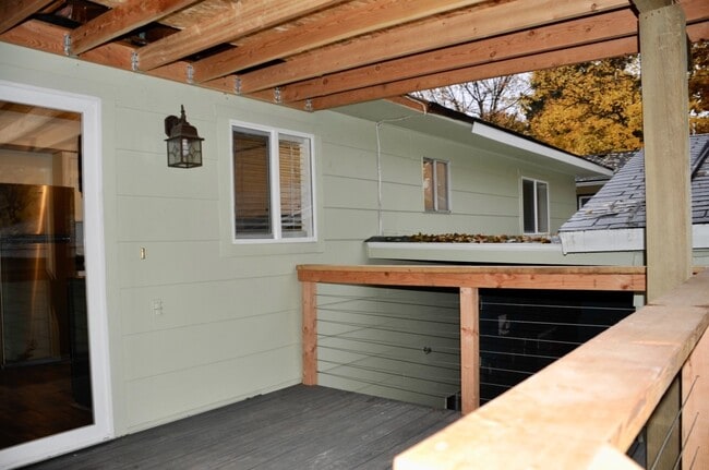 Building Photo - Sanders Beach: 5 bed 2 bath (split level) 4 car garage