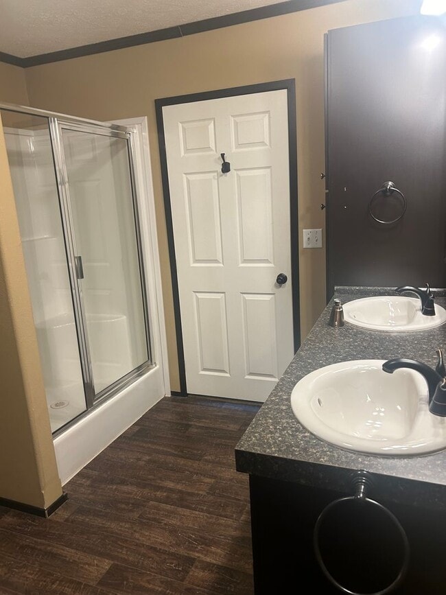 Building Photo - Nice 4 bedroom, 2 bath home with beautiful...