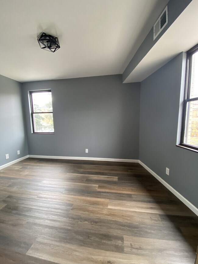 Building Photo - Glenmore - 2905 - (Units 1 - 8)