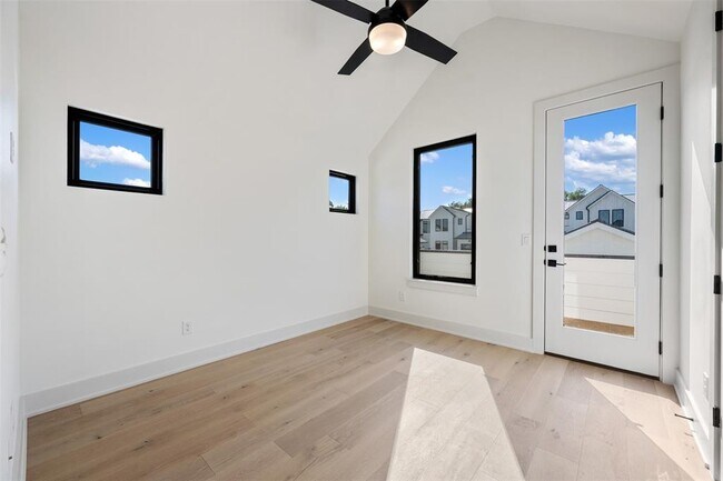 Building Photo - 4010 Valley View Rd