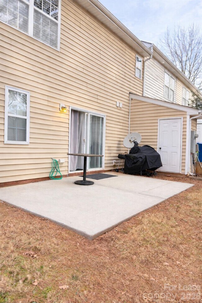 Building Photo - 111 Lynch Cir