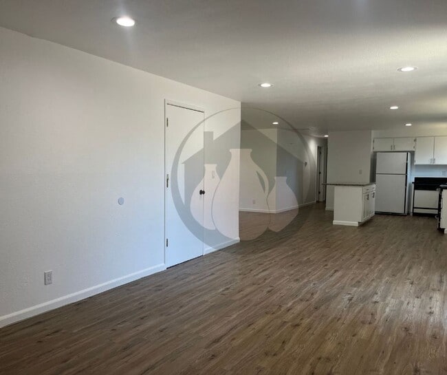 Building Photo - Single Level House- New Flooring-Freshly P...