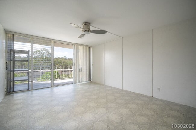 Building Photo - Move-In Ready 1-Bedroom 1 Bath Condo in Ce...