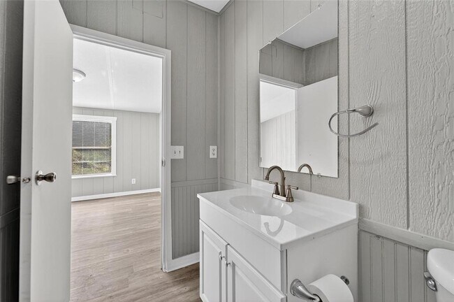 Building Photo - 39256 Lizabeth Cir