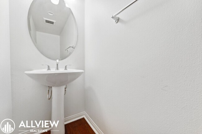 Building Photo - Modern 2 Bed, 2.5 Bath Townhome Available in Aliso Viejo!