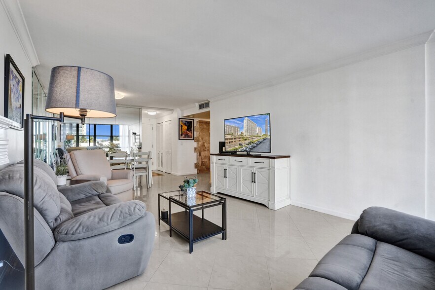Building Photo - 2017 S Ocean Dr