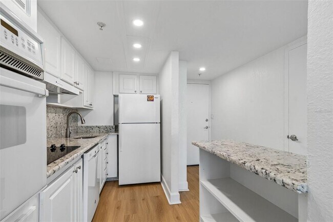 Building Photo - 470 3rd St S