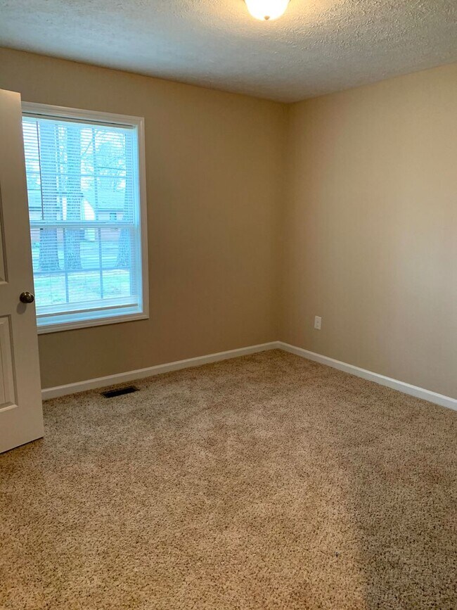 Building Photo - Beautiful 3 Bedroom 2 Bathroom Ranch Style Home on Large Lot