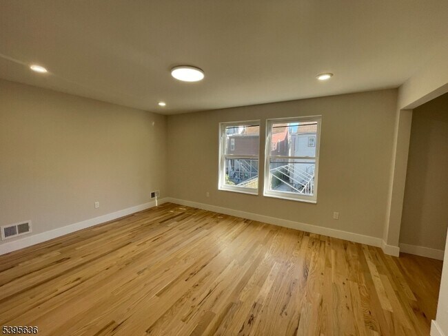 Building Photo - 119-121 Lewis St