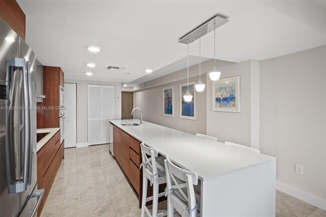 Building Photo - 9261 E Bay Harbor Dr