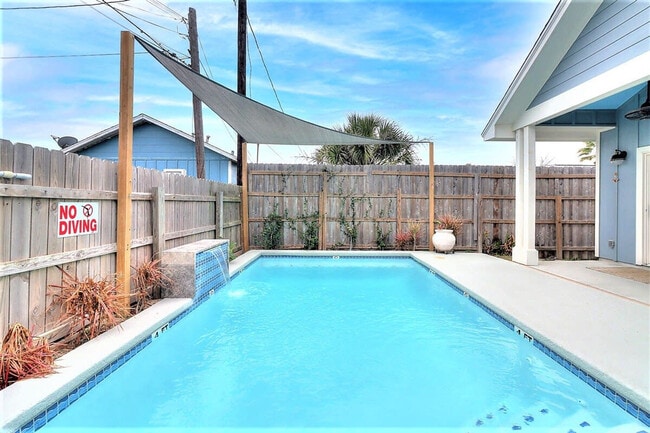 Building Photo - 224 E Oaks Ave