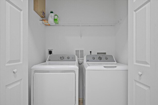 Building Photo - 4986 Bonsai Cir