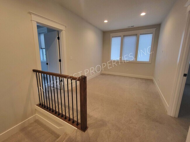 Building Photo - 4 bd 3.5ba dream home in the heart of the Woodlawn District w/Washer/Dryer, Garage & Gas Fireplace!
