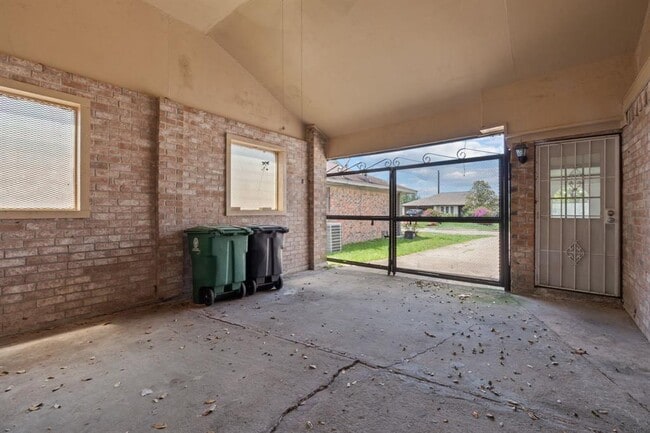 Building Photo - 6619 Indian Lake Dr