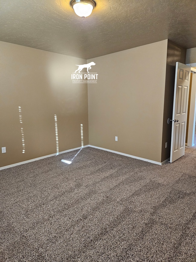 Building Photo - 3bed/2bath home w/bonus room, 2 car garage, fenced yard, and landscaping included.