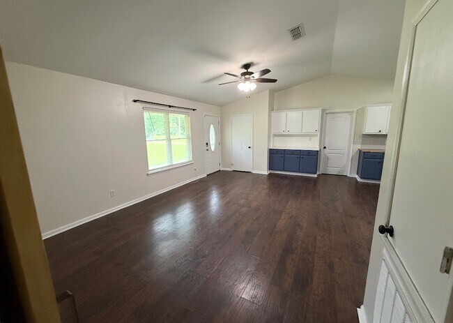 Building Photo - 121 Country Dr