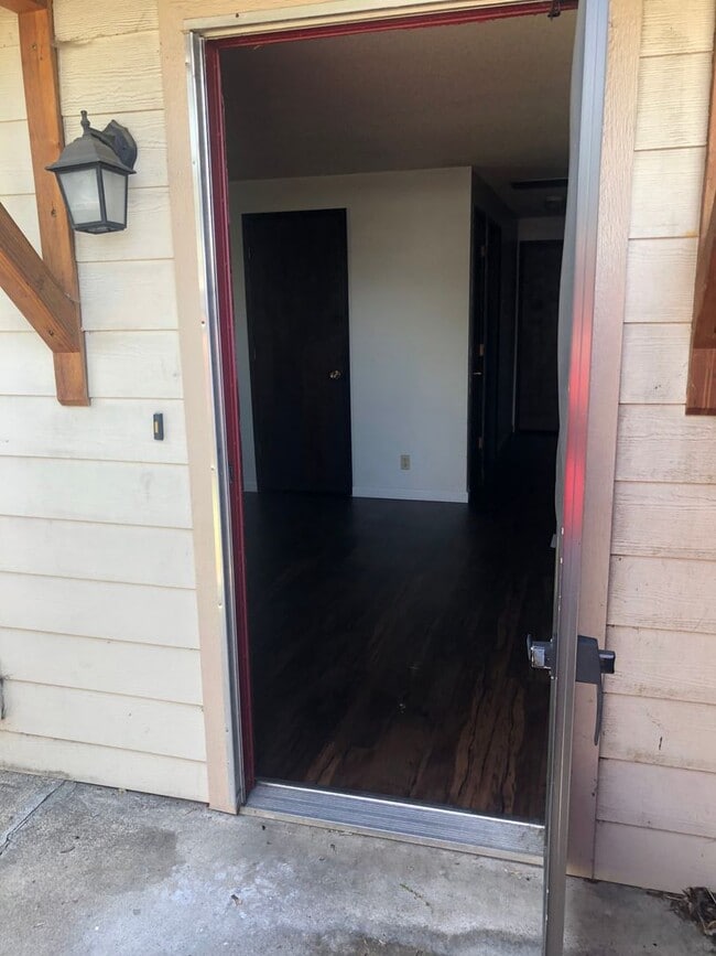 Building Photo - 1048-1048 Woodrow Ln