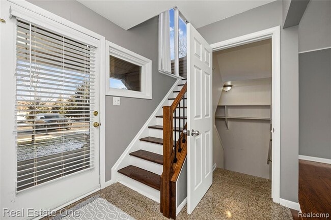 Building Photo - 556 Bloomfield Ct