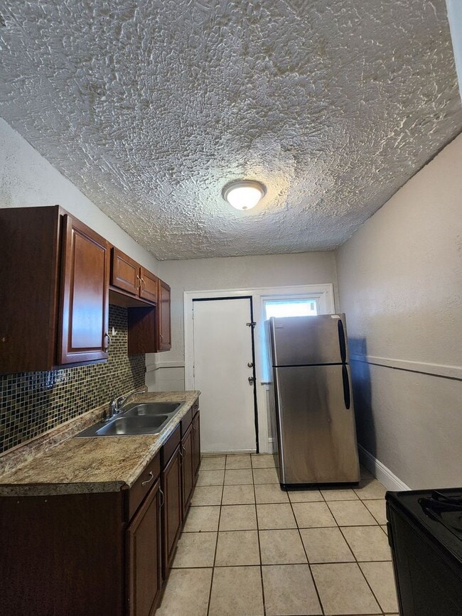 Building Photo - Top Floor 1 Bedroom Apartment with Private Balcony!