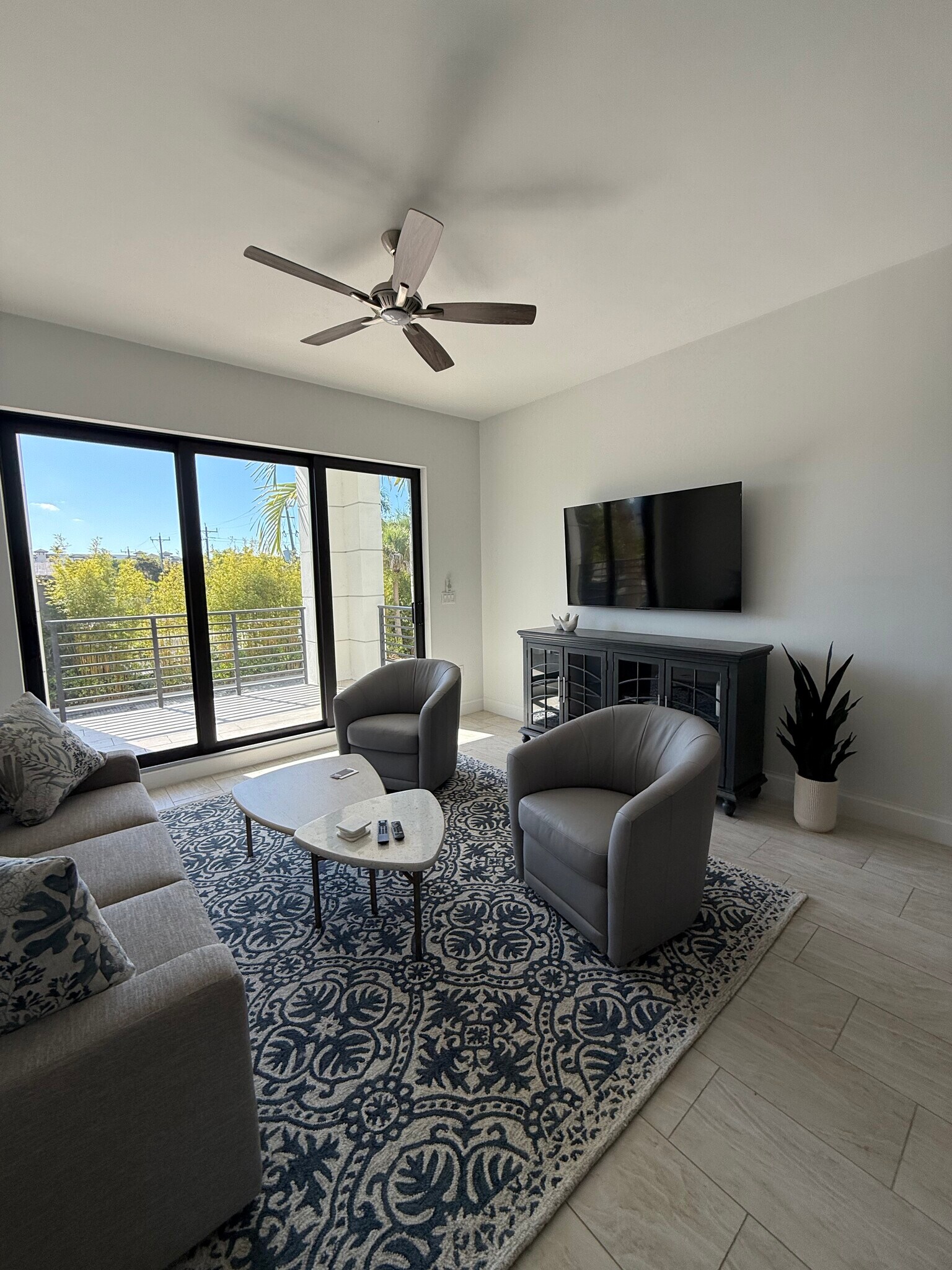 Family Room - 1111 Central Ave