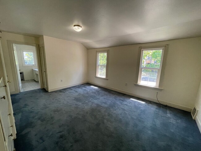 Building Photo - 4 bed/2 bath premier near UO Campus home w...