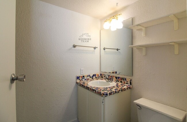 Building Photo - 2 Bedroom, 1.5 Bathroom Duplex in Kennewick