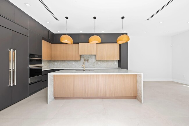 Building Photo - 2324 SW 26th St