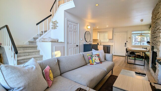 Building Photo - 1030 Casa Dr