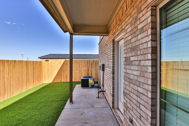 Building Photo - Like-New Modern Townhomes in Cooper ISD!