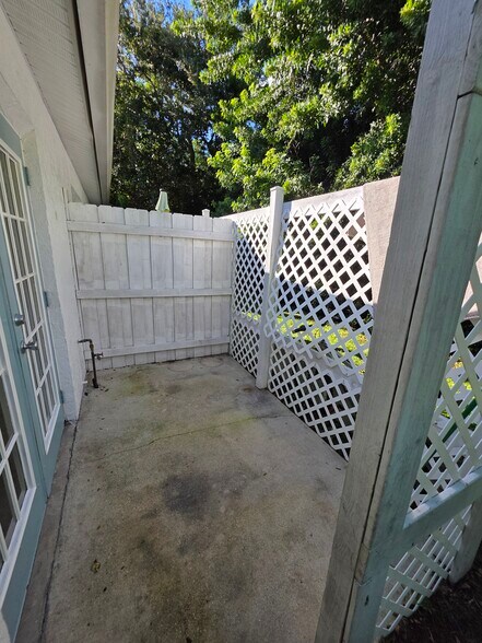 Building Photo - 512 13th Pl