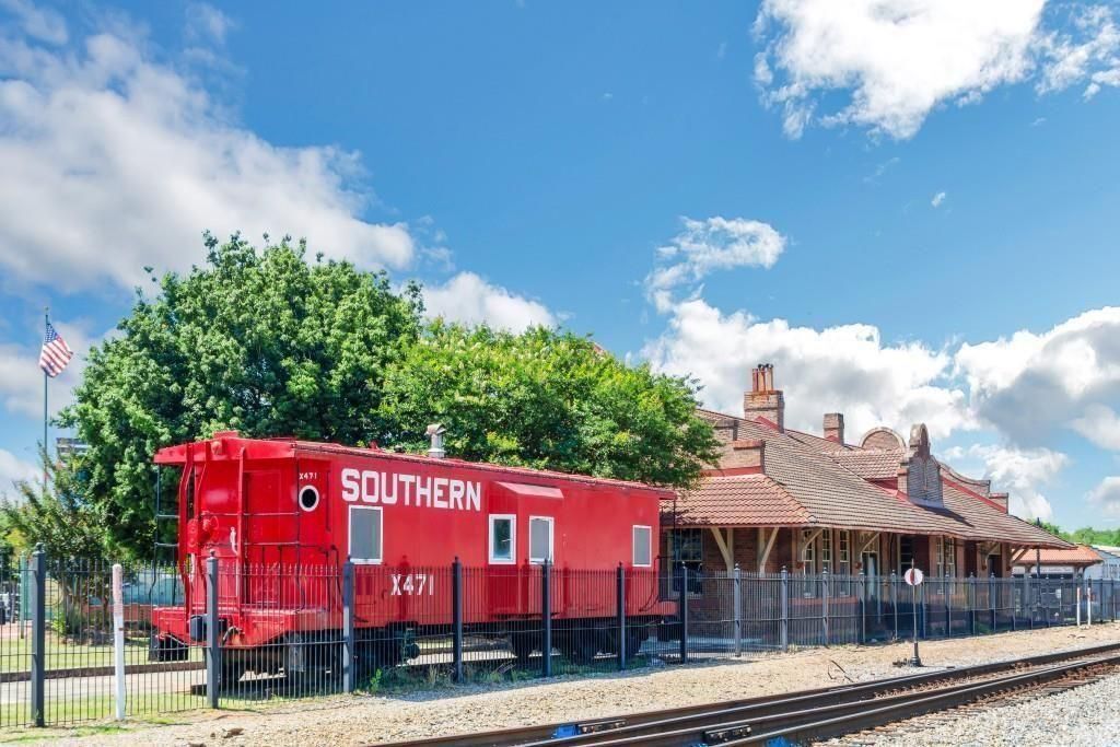 Building Photo - 204 Mill