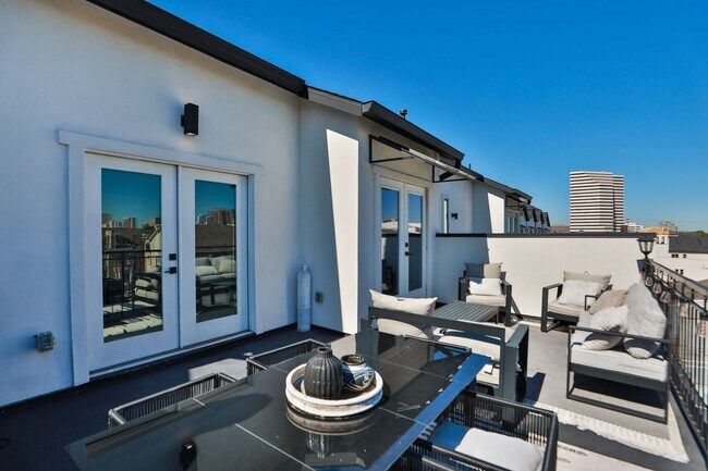 Building Photo - For Lease | 3 Bed, 3.5 Bath | 2,610 Sq Ft | Westheimer Estates |