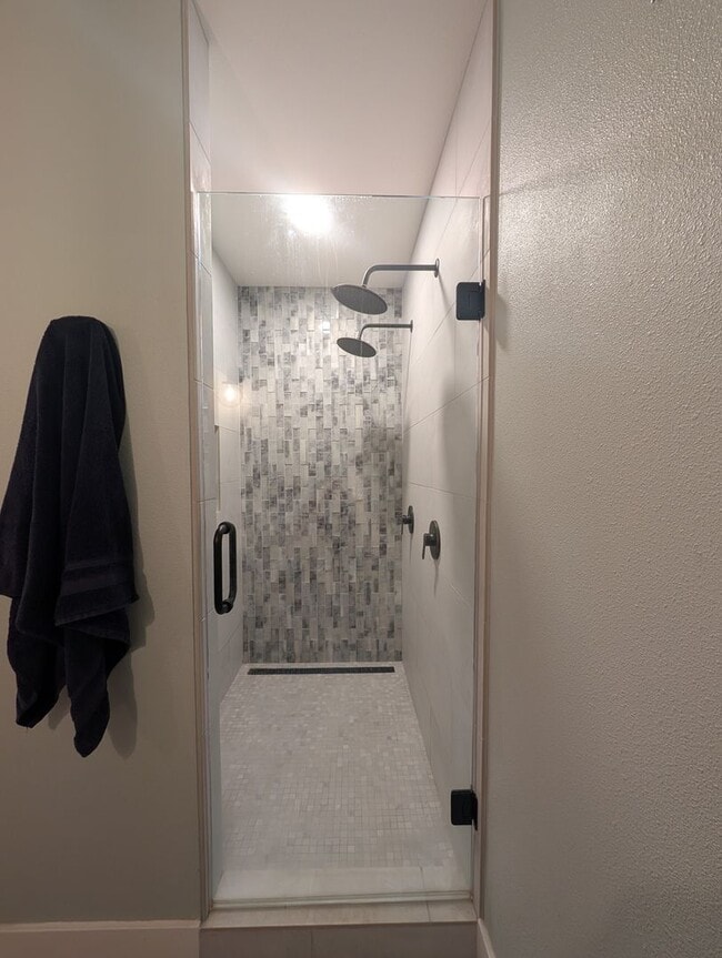 Building Photo - Beautifully Remodeled 3 Bed/2 Bath on Bend...