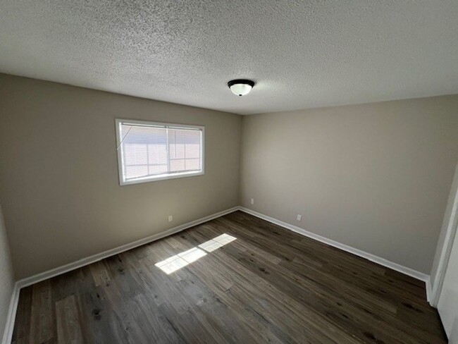 Building Photo - Newly Renovated 3B/1B Apartment Available ...