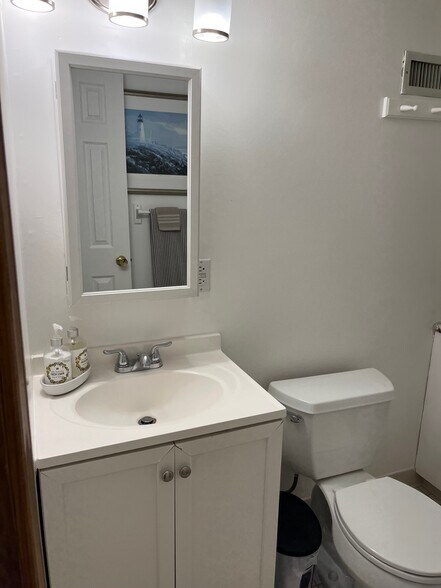 Building Photo - 20 Elmwood Ave