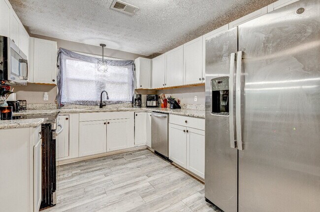 Building Photo - Beautiful 3 bedroom 2 bath country living ...