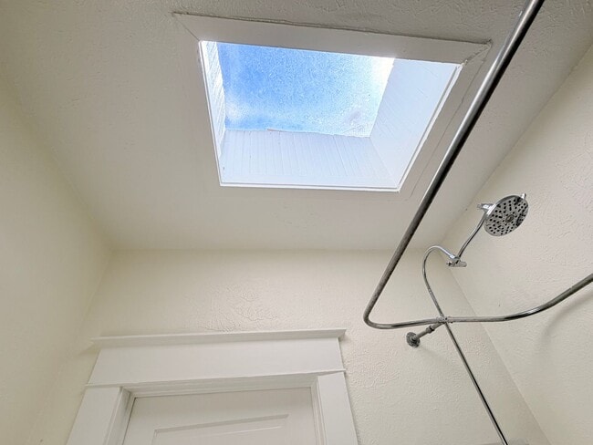Building Photo - Charming 2 Bed 1 Bath Duplex in West Highlands