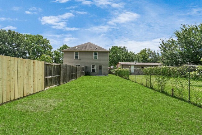 Building Photo - 10022 Raymondville Rd