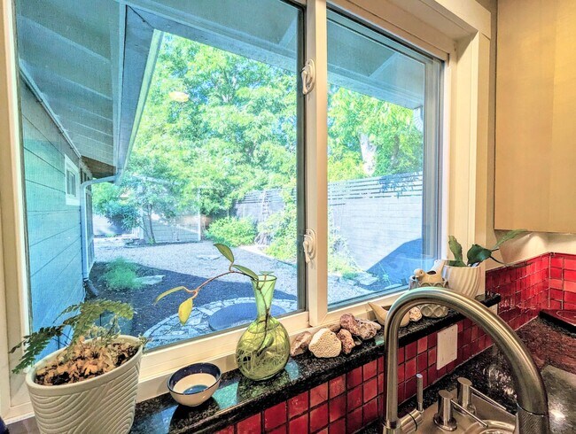 Building Photo - Remodeled Home Next To Zilker Park - 3 BR / 2 BA