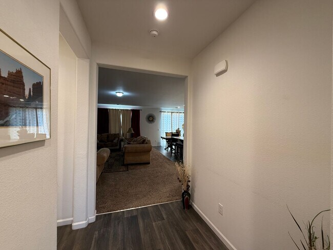 Building Photo - Must See! Fully furnished 3 bedroom, 2 bat...