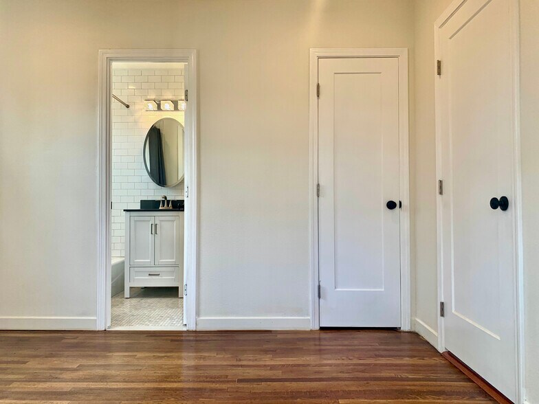 2218 (2216 opposite layout) - 2218 San Marcos St