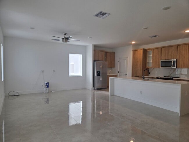 Building Photo - 4/2 in Villa Pass