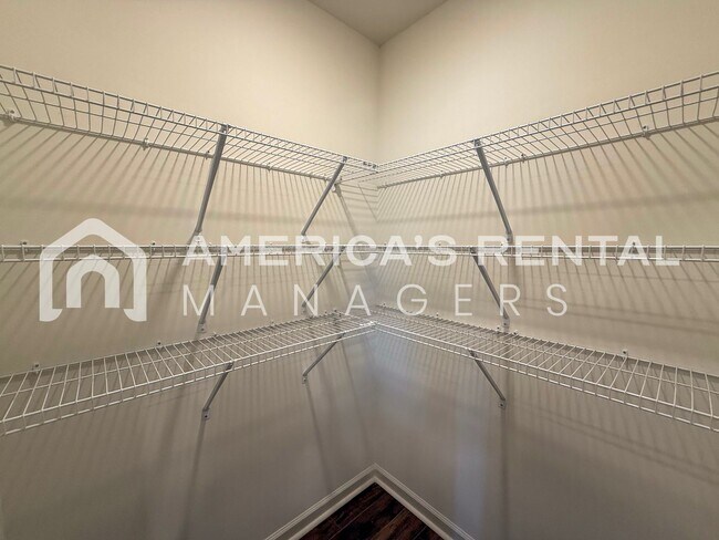 Building Photo - Move-in Special! Beautiful 5 Bed, 2 Bath h...