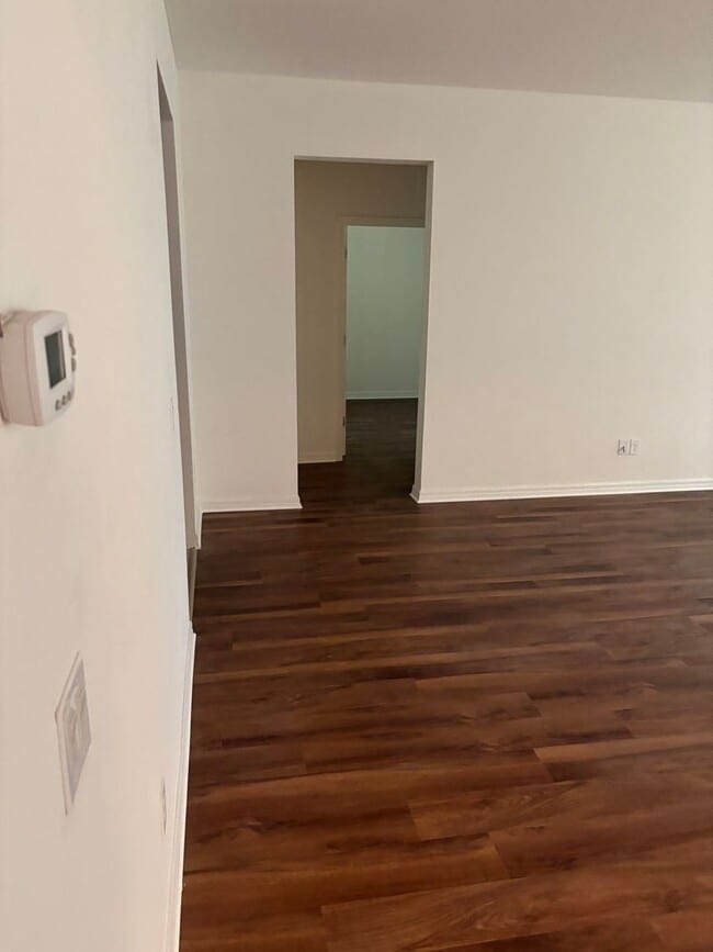 Building Photo - IMMEDIATE OCCUPANCY !!! LARGE// 5 Bedroom ...