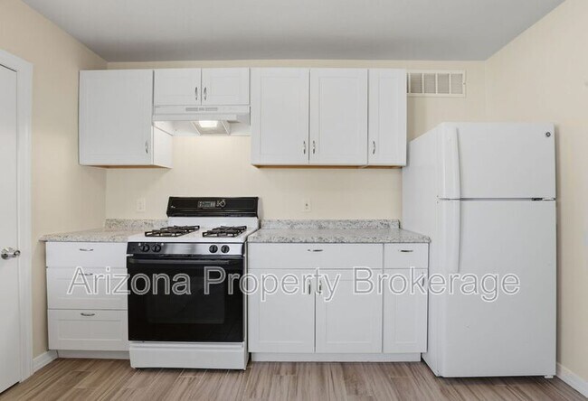 Building Photo - 805 E Turney Ave