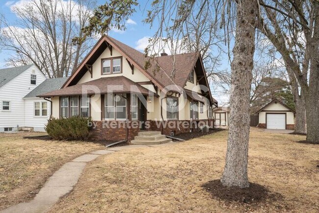 Building Photo - Available July 1st 5 Bedroom 2 Bath Single Family Home in Robbinsdale
