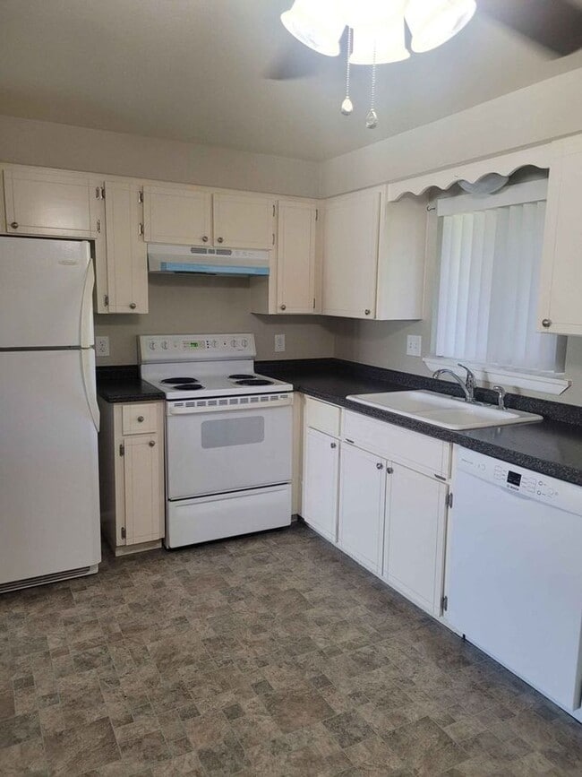 Building Photo - Countryside Apartments