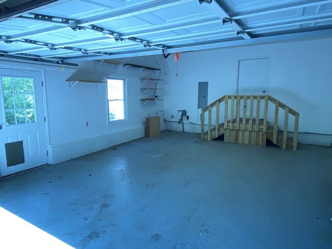 Building Photo - 3 bedroom 2 bath with attached garage
