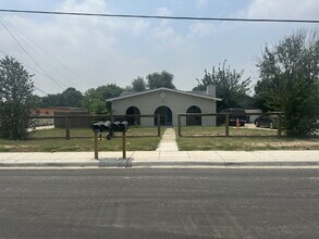 Building Photo - 2 Bedroom 1 bath apartment